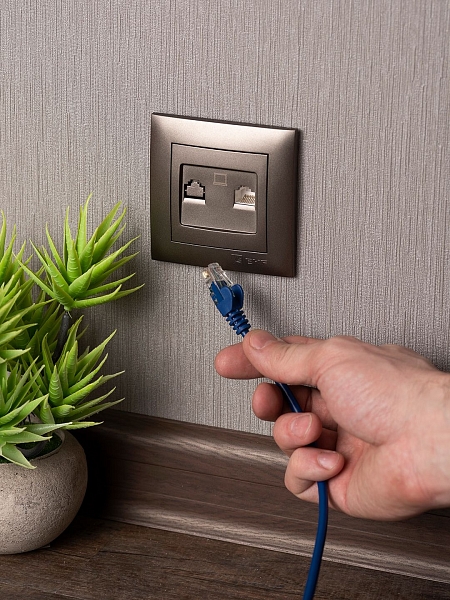 Валенсия лицевая панель розетки RJ-45 1-местная графит EKF
