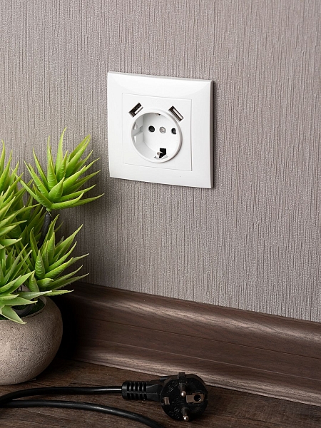 Валенсия розетка 1-местная с/з 16А белая с защ. штор. с 2 USB 2,1А EKF